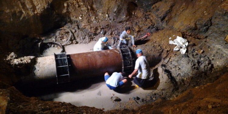 Machala, El Guabo y parroquias de Pasaje se quedan sin agua potable por rotura del acueducto regional