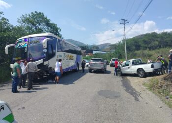 Dos heridos al impactaron una camioneta y un bus