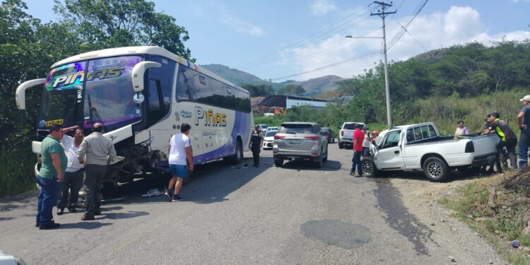 Dos heridos al impactaron una camioneta y un bus