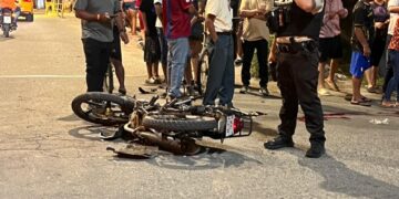 Motociclista gravemente herido tras impactar contra una bus
