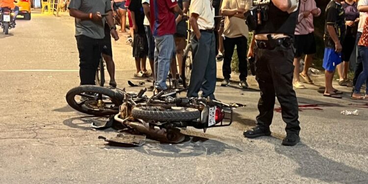 Motociclista gravemente herido tras impactar contra una bus