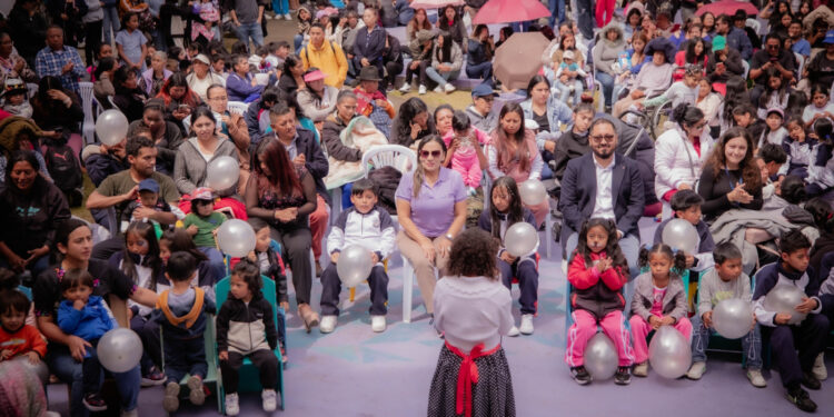 Ministra Zaida Rovira celebra Día de Reyes con comunidad de La Ferroviaria