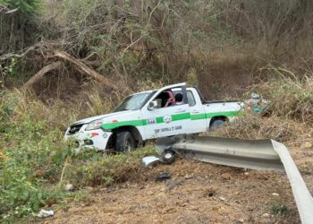 Una camioneta que transportaba tanques de oxígeno cayó a la quebrada