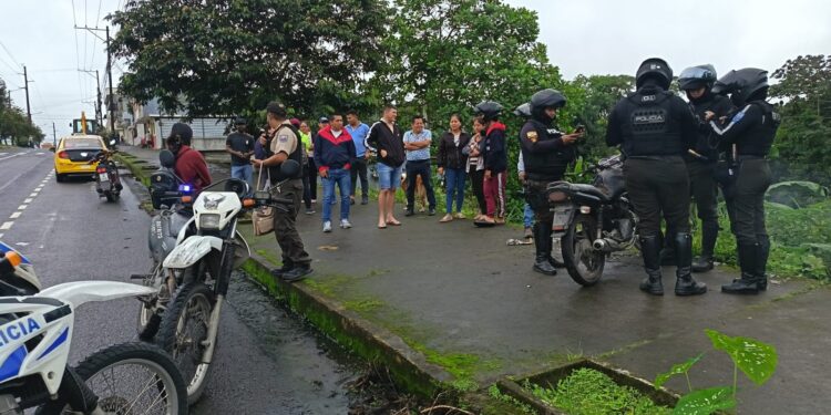 Un conductor embiste a moto de asaltantes y evita un robo