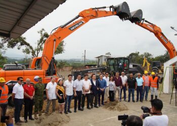 Pasaje celebra inicio de obras de agua potable y entrega de equipo caminero