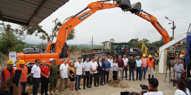 Pasaje celebra inicio de obras de agua potable y entrega de equipo caminero