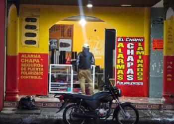 Delincuentes roban local de accesorios para vehículos