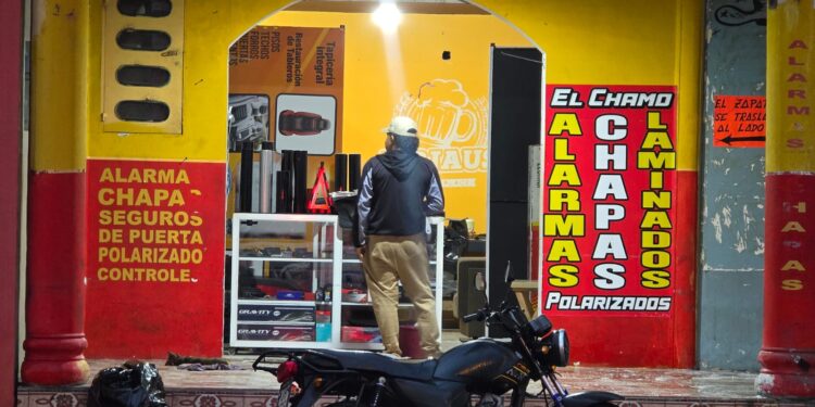Delincuentes roban local de accesorios para vehículos