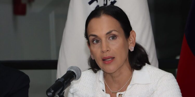 La ministra de Energía, Inés Manzano, insiste al descartar apagones para Ecuador durante el año 2026