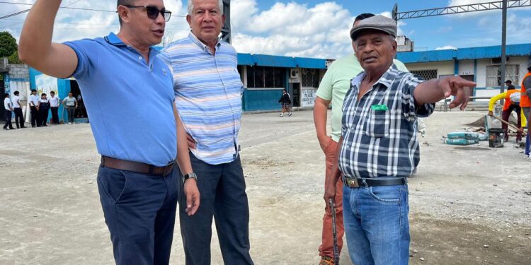 Alcalde de El Guabo visita colegio y anuncia nueva cubierta metálica