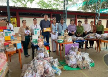 MINEDEC entrega equipamiento tecnológico a escuelas de Arenillas y Las Lajas