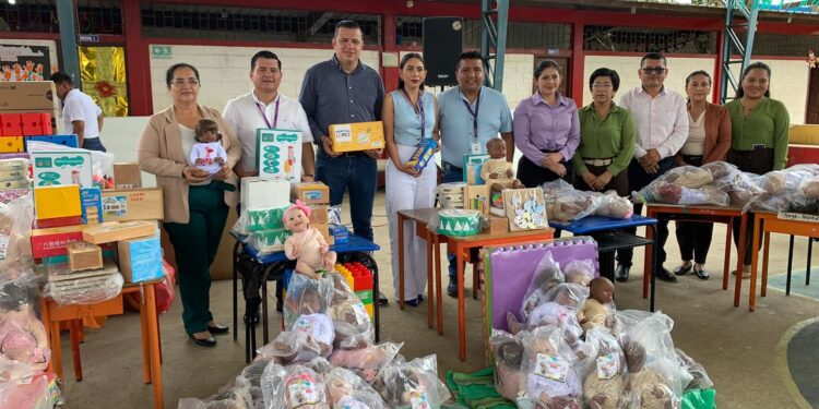 MINEDEC entrega equipamiento tecnológico a escuelas de Arenillas y Las Lajas