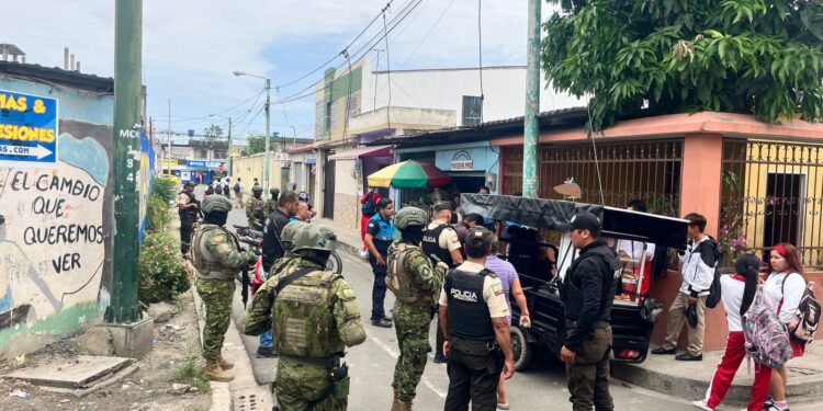 Operativo interinstitucional refuerza la seguridad en exteriores de unidades educativas