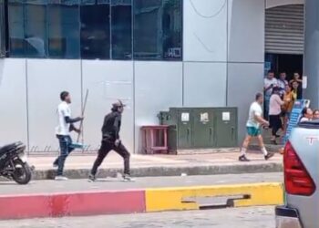 Extranjeros fueron detenidos luego de amenazar con cuchillos a comerciantes