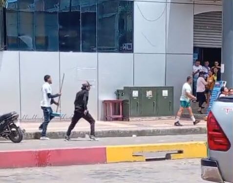 Extranjeros fueron detenidos luego de amenazar con cuchillos a comerciantes