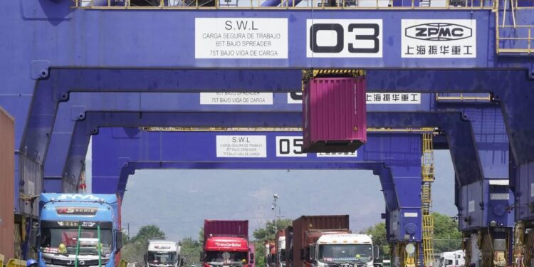 El Senae emitió la resolución para la aplicación del arancel del 30 % a importaciones desde Colombia