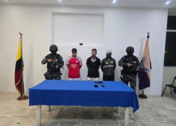 Dos posibles miembros de un grupo delictivo aprehendidos con armas