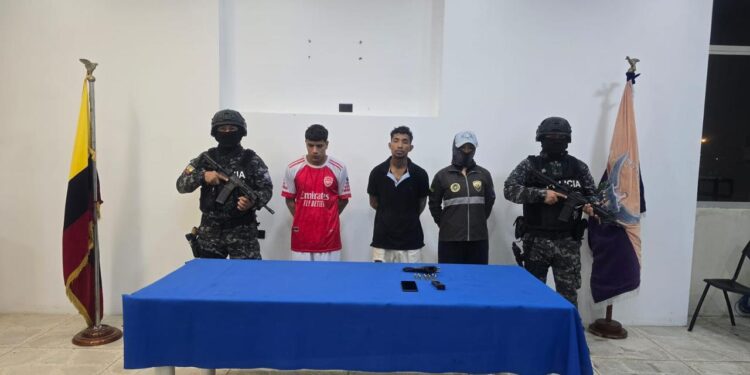 Dos posibles miembros de un grupo delictivo aprehendidos con armas