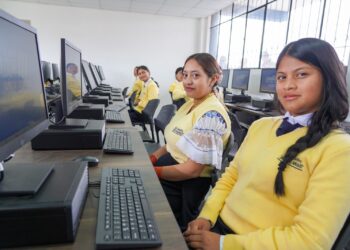 Gobierno Nacional conecta a 1000 Escuelas Rurales en Ecuador