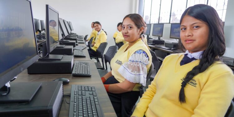 Gobierno Nacional conecta a 1000 Escuelas Rurales en Ecuador