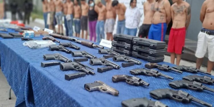 Golpe certero a seis bandas criminales con 20 detenciones y decomiso de armas