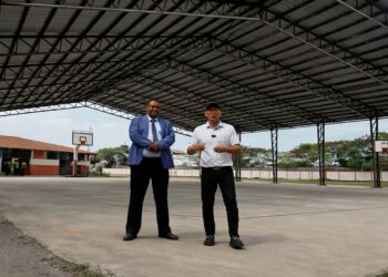 Prefectura de El Oro impulsa la construcción de cubiertas metálicas para fortalecer la educación