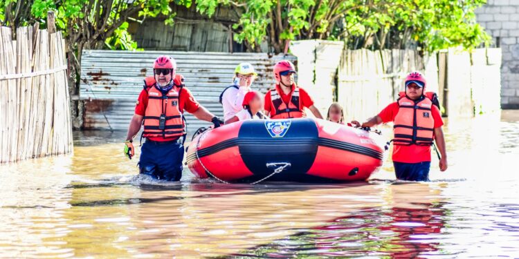 Bomberos de El Oro preparados para la temporada invernal con personal y equipos adecuados