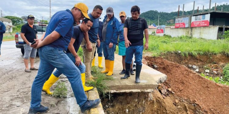 Municipio de Pasaje y Prefectura de El Oro se unen para atender emergencia en la vía Perimetral Sur