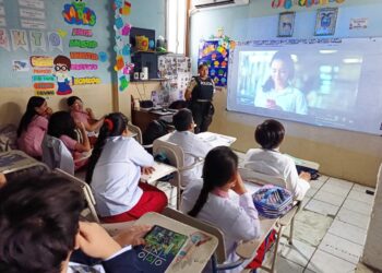 Capacitación preventiva en unidades educativas sobre el uso responsable de redes sociales