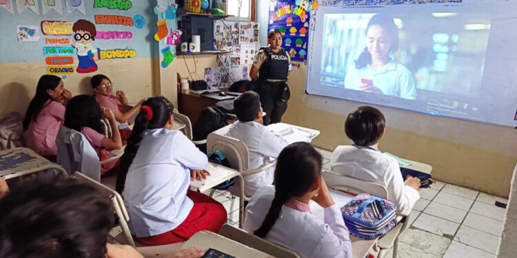 Capacitación preventiva en unidades educativas sobre el uso responsable de redes sociales