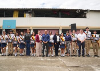 Prefectura de El Oro entrega Tablets a estudiantes destacados