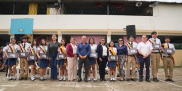 Prefectura de El Oro entrega Tablets a estudiantes destacados