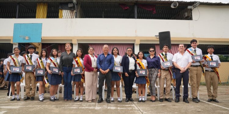 Prefectura de El Oro entrega Tablets a estudiantes destacados
