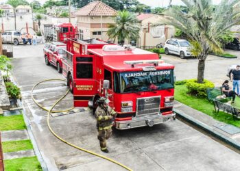 Bomberos de Machala controlan incendio en Urbanización San Patricio