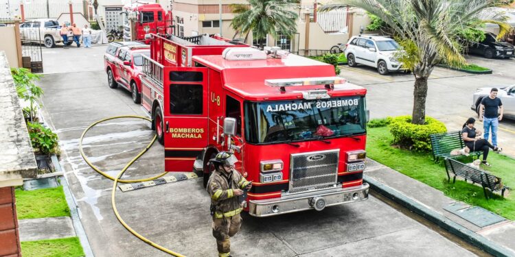 Bomberos de Machala controlan incendio en Urbanización San Patricio