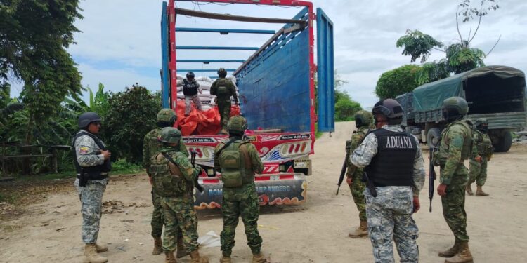 Ejército Ecuatoriano frena contrabando en frontera con Perú