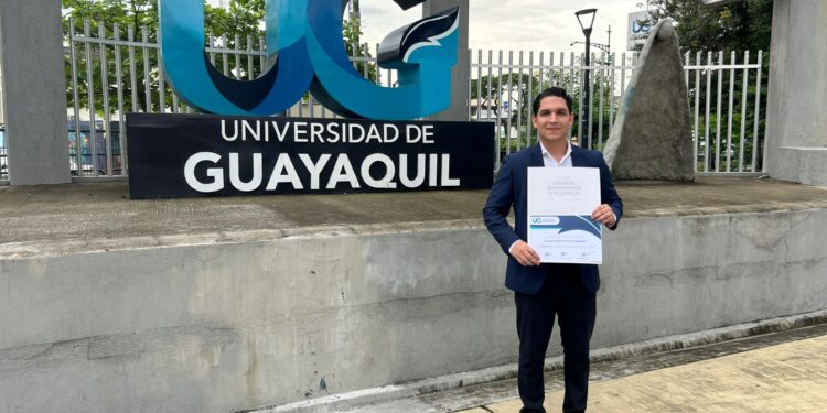 Joven abogado orense recibe Premio Contenta por excelencia académica en Universidad de Guayaquil