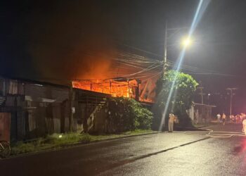 Atentado explosivo provocó el incendio de una vivienda