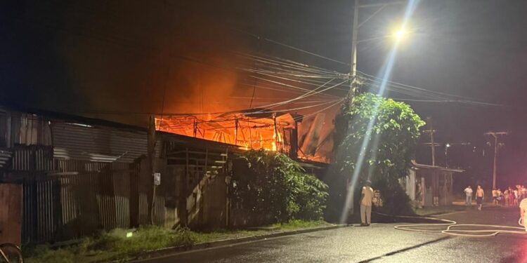 Atentado explosivo provocó el incendio de una vivienda