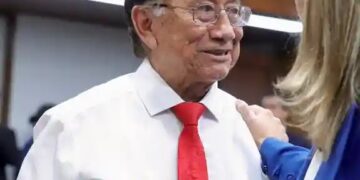 Izquierdista José María Balcázar elegido presidente interino de Perú