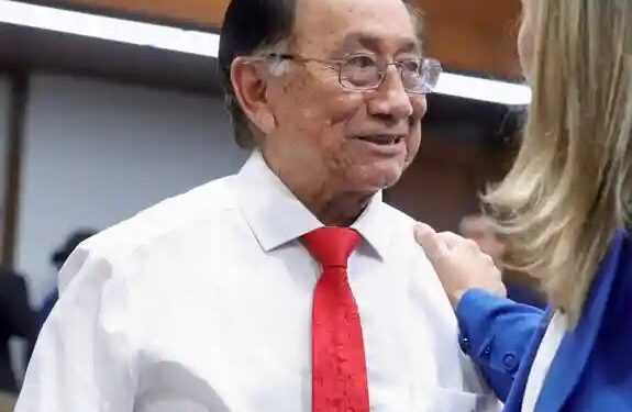 Izquierdista José María Balcázar elegido presidente interino de Perú