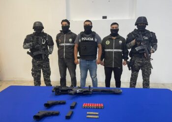 Retienen armas y municiones a ocupantes de camioneta
