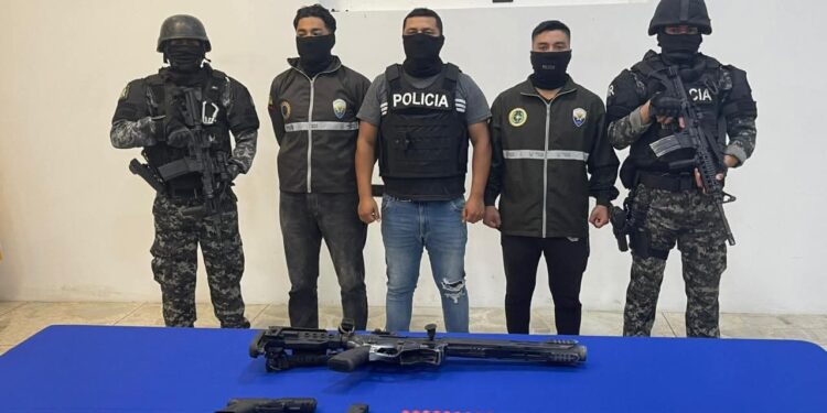 Retienen armas y municiones a ocupantes de camioneta