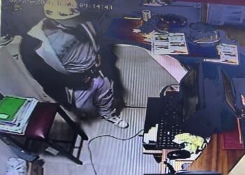Delincuente armado asalta restaurante en el centro de Machala y huye en motocicleta