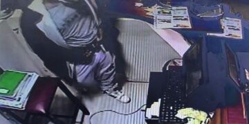 Delincuente armado asalta restaurante en el centro de Machala y huye en motocicleta