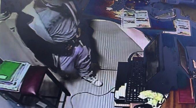 Delincuente armado asalta restaurante en el centro de Machala y huye en motocicleta