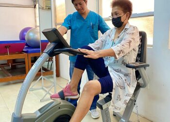 Hospital Teófilo Dávila logra recuperación exitosa de paciente con cirugía de rótula y rehabilitación