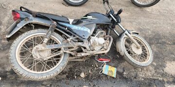 Policía recupera motocicleta robada y localiza artefacto explosivo