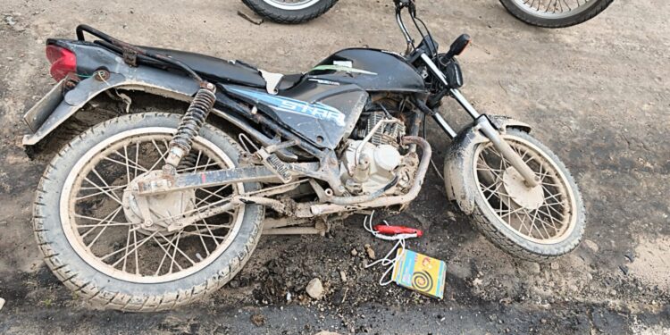 Policía recupera motocicleta robada y localiza artefacto explosivo