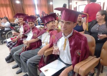 182 estudiantes con discapacidad se incorporan como nuevos bachilleres en la Zona 7